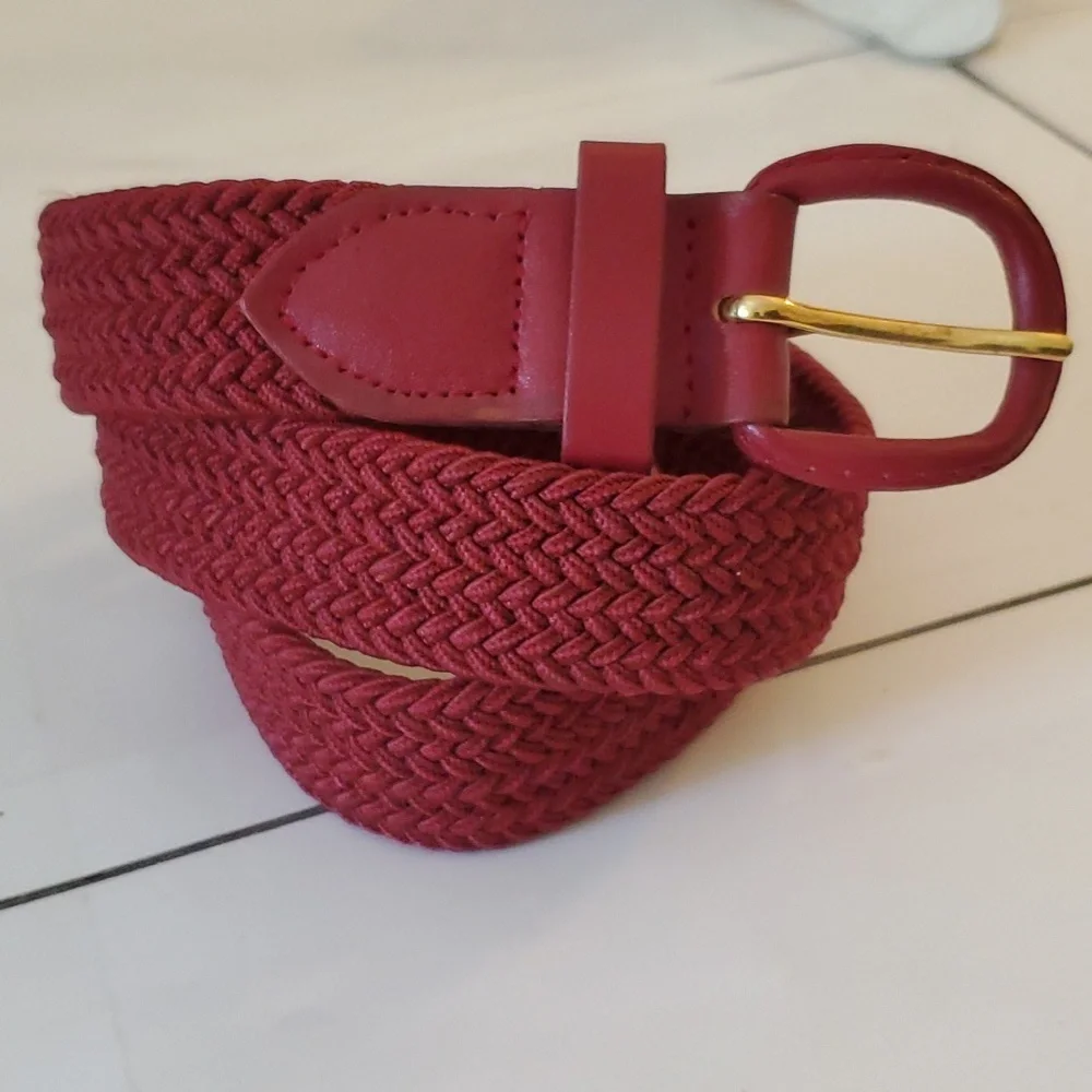 New with tags unisex stretch braided belt size small in burgundy